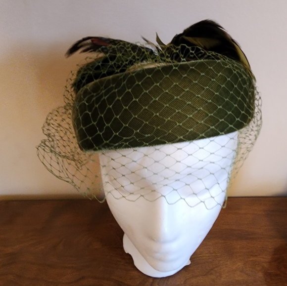 1950s green velvet ring hat feathers - Picture 1 of 3